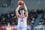 前19分59秒魔鬼最后1秒变天使！张皓嘉半场压哨三分 3中1得3分2板