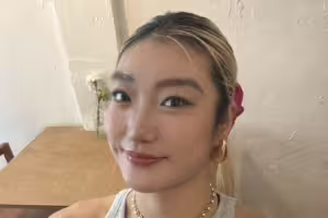 李梦社媒晒照并送上中秋节日祝福：中秋快乐大家🥮🥮🥮