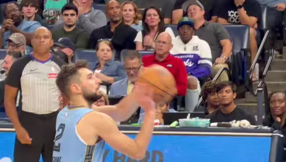 状态火爆！今天杰罗姆上罚球线时，全场球迷高喊&ldquo;MVP&rdquo;